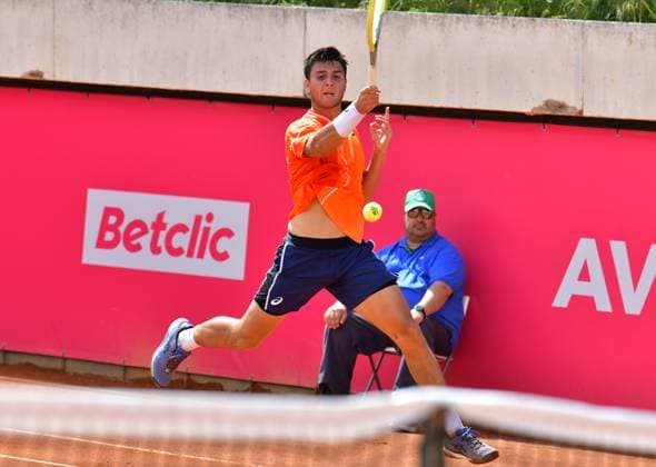 Pablo Llamas Ruiz (Spanien) zieht bei den Estoril Open in das Achtelfinale ein. Estoril Open, Portugal, 3. April 2024 - Der Spanier Pablo Llamas Ruiz zieht bei den Estoril Open mit einem Sieg über das deutsche Tennis-Ass Dominik Koepfer in Portugal in das Achtelfinale ein. Estoril Estoril Tennis Club Lisbon Portugal