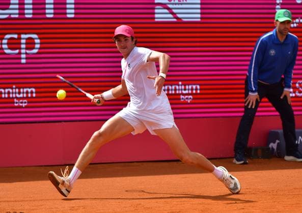 Joao Fonseca (Brasilien) unterliegt bei den Estoril Open in Runde 1. Estoril Open, Portugal, 3. April 2024 - Der Brasilianer Joao Fonseca unterliegt bei den Estoril Open in Portugal in der ersten Runde. Estoril Estoril Tennis Club Lisbon Portugal