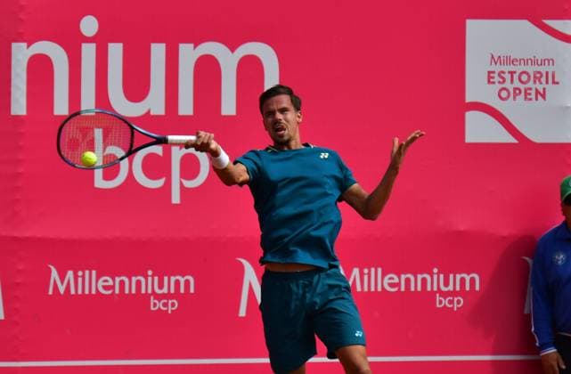 Daniel Altmeier (Deutschland) unterliegt bei den Estoril Open in Runde 1. Estoril Open, Portugal, 3. April 2024 - Der Deutsche Daniel Altmeier unterliegt bei den Estoril Open in Portugal dem Spanier Pedro Martinez in der ersten Runde. Estoril Estoril Tennis Club Lisbon Portugal