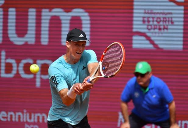 Jan Choinski (Großbritannien) erreicht das Achtelfinale bei den Estoril Open. Estoril Open, Portugal, 3. April 2024 - Der für Großbritannien spielende Deutsche Jan Choinski zieht bei den Estoril Open in Portugal in das Achtelfinale ein. Estoril Estoril Tennis Club Lisbon Portugal