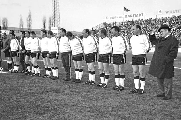 Archivbilder der Woche SPORT KW14 Sepp Herberger mit WM Elf im Benefizspiel am 14.04.1969 gegen eine NDR Mannschaft im Eintracht Braunschweig Stadion. *** Sepp Herberger with the World Cup team in a charity match on 14 April 1969 against an NDR team in the Eintracht Braunschweig stadium