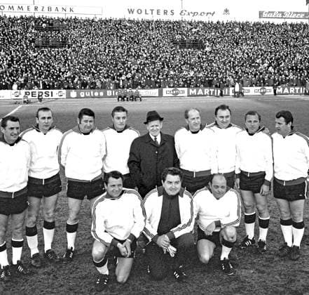 Sepp Herberger mit WM Elf im Benefizspiel am 14.04.1969 gegen eine NDR Mannschaft im Eintracht Braunschweig Stadion. *** Sepp Herberger with the World Cup team in a charity match on 14 April 1969 against an NDR team in the Eintracht Braunschweig stadium