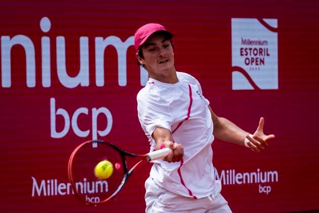 Jan Choinski Vs Joao Fonseca - Millennium Estoril Open 2024 Jan Choinski from Great Britain is competing against Joao Fonseca from Brazil during the Millennium Estoril Open ATP, Tennis Herren 250 tennis tournament at the Estoril Tennis Club in Estoril, Portugal, on April 3, 2024. Lisbon Portugal  Copyright: xNunoxCruzx originalFilename:cruz-janchoin240403_npkIL.jpg