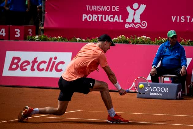 Jan Choinski Vs Joao Fonseca - Millennium Estoril Open 2024 Jan Choinski from Great Britain is competing against Joao Fonseca from Brazil during the Millennium Estoril Open ATP, Tennis Herren 250 tennis tournament at the Estoril Tennis Club in Estoril, Portugal, on April 3, 2024. Lisbon Portugal  Copyright: xNunoxCruzx originalFilename:cruz-janchoin240403_npzfo.jpg