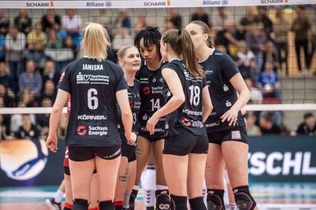 Hester Jasper (Dresdner SC, 03) mit Team Allianz MTV Stuttgart - Dresdner SC, 03.04.2024, Stuttgart (SCHARRena), DEU Allianz MTV Stuttgart - Dresdner SC, Volleyball Bundesliga, Frauen, VBL, Saison 2023 24, Play-Offs - Halbfinale - Spiel 1, 03.04.2024, Stuttgart (SCHARRena), DEU Stuttgart Copyright: xSandyxDinkelackerx EP_SDR