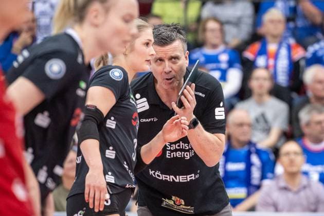 Alexander Waibl (Dresdner SC, Trainer) spricht zu Hester Jasper (Dresdner SC, 03) Allianz MTV Stuttgart - Dresdner SC, 03.04.2024, Stuttgart (SCHARRena), DEU Allianz MTV Stuttgart - Dresdner SC, Volleyball Bundesliga, Frauen, VBL, Saison 2023 24, Play-Offs - Halbfinale - Spiel 1, 03.04.2024, Stuttgart (SCHARRena), DEU Stuttgart Copyright: xSandyxDinkelackerx EP_SDR