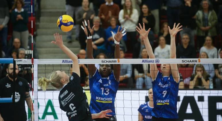 Stuttgart , Volleyball Bundesliga Frauen PlayOff Halbfinale Spiel 1, Allianz MTV Stuttgart vs. Dresdner SC , von links: Jennifer Janiska ( Dresden ) Krystal Rivers Eline Timmerman ( Stgt)