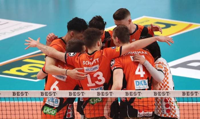 BR Volleys Mannschaftskreis vor Spielbeginn einschwören Ritual Volleyball Bundesliga Herren Saison 2023 2024 03.04.2024 BR Volleys Berlin BRV vs. SVG Lüneburg