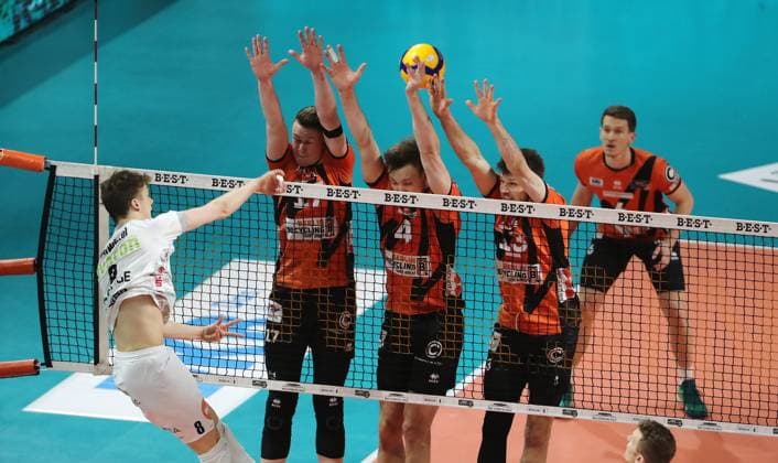 Theo Mohwinkel im Angriff, Marek Sotola, Timo Tammemaa, Ruben Schott, Johannes Tille Zweikampf Spielszene Aktion Volleyball Bundesliga Herren Saison 2023 2024 03.04.2024 BR Volleys Berlin BRV vs. SVG Lüneburg