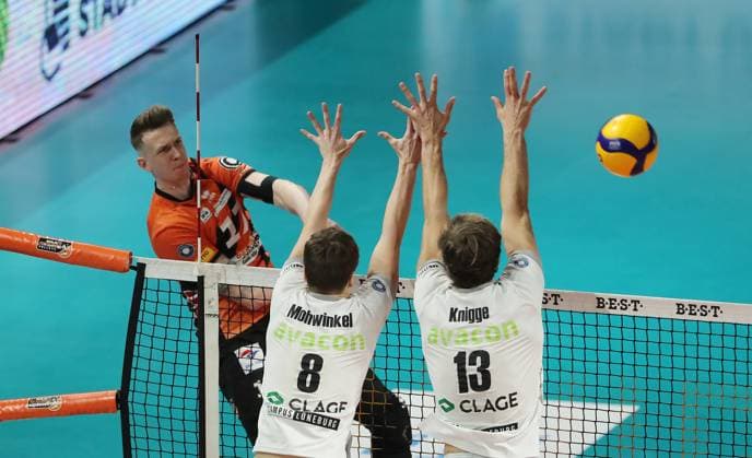 Marek Sotola im Angriff, Theo Mohwinkel, Matthew Knigge Zweikampf Spielszene Aktion Volleyball Bundesliga Herren Saison 2023 2024 03.04.2024 BR Volleys Berlin BRV vs. SVG Lüneburg