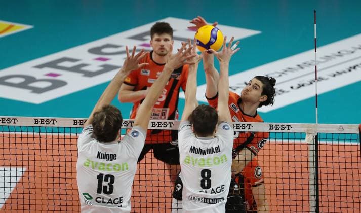 Timothee Carle im Angriff, Matthew Knigge, Theo Mohwinkel Zweikampf Spielszene Aktion Volleyball Bundesliga Herren Saison 2023 2024 03.04.2024 BR Volleys Berlin BRV vs. SVG Lüneburg