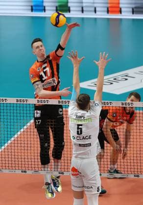 Marek Sotola im Angriff, Erik Röhrs Zweikampf Spielszene Aktion Volleyball Bundesliga Herren Saison 2023 2024 03.04.2024 BR Volleys Berlin BRV vs. SVG Lüneburg