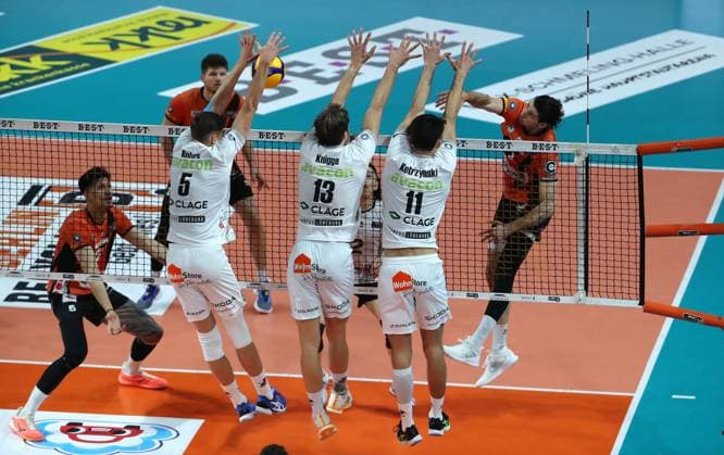 re. Timothee Carle im Angriff, Erik Röhrs, Matthew Knigge, Xander Ketrzynski Zweikampf Spielszene Aktion Volleyball Bundesliga Herren Saison 2023 2024 03.04.2024 BR Volleys Berlin BRV vs. SVG Lüneburg