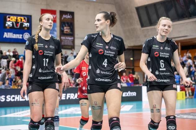 Grace Frohling (Dresdner SC, 11), Nathalie Lemmens (Dresdner SC, 04), Jennifer Janiska (Dresdner SC, 06) - sichtlich enttaeuscht Allianz MTV Stuttgart - Dresdner SC, 03.04.2024, Stuttgart (SCHARRena), DEU Allianz MTV Stuttgart - Dresdner SC, Volleyball Bundesliga, Frauen, VBL, Saison 2023 24, Play-Offs - Halbfinale - Spiel 1, 03.04.2024, Stuttgart (SCHARRena), DEU Stuttgart Copyright: xSandyxDinkelackerx EP_SDR
