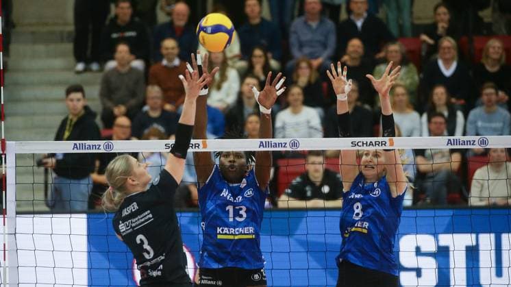 Stuttgart , Volleyball Bundesliga Frauen PlayOff Halbfinale Spiel 1, Allianz MTV Stuttgart vs. Dresdner SC , von links: Hester Jasper ( Dresden ) Krystal Rivers Monique Strubbe ( Stgt)