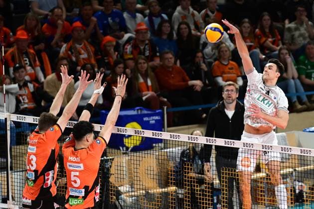 Volleyball I Herren I 2023-2024 I Bundesliga I Halbfinale Spiel 3 I Berlin Recycling Volleys - SVG Lüneburg I 3.4.2024 Xander Wolf Wassenaar Ketrzynski (11, SVG Lüneburg) mit dem Aussenangriff gegen Zweierblock Ruben Schott (13, Berlin Recycling Volleys) und Nehemiah Mote (5, Berlin Recycling Volleys) Berlin Max-Schmeling Halle Berlin Deutschland Copyright: xLobeca AndreasxHannigx