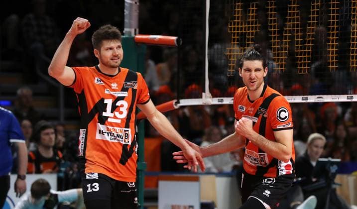 Ruben Schott, Timothee Carle jubelt nach Punktgewinn Freude Emotion Jubel Volleyball Bundesliga Herren Saison 2023 2024 03.04.2024 BR Volleys Berlin BRV vs. SVG Lüneburg