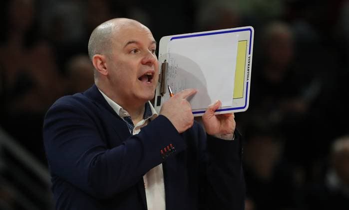Trainer Joel Banks gibt Anweisungen Aktion Oberkörper Volleyball Bundesliga Herren Saison 2023 2024 03.04.2024 BR Volleys Berlin BRV vs. SVG Lüneburg