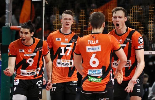 Timothee Carle, Marek Sotola, Johannes Tille, Timo Tammemaa jubelt nach Satzgewinn Freude Emotion Jubel Volleyball Bundesliga Herren Saison 2023 2024 03.04.2024 BR Volleys Berlin BRV vs. SVG Lüneburg