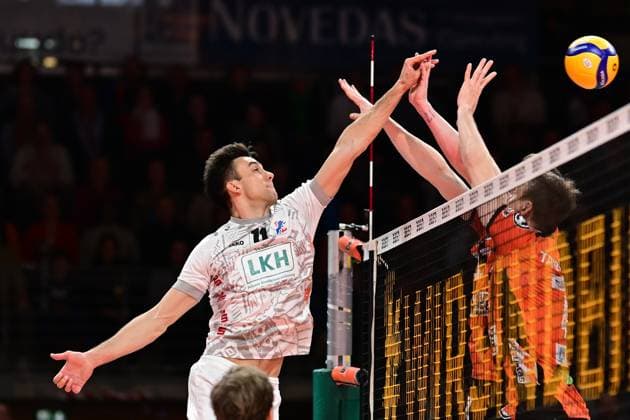 Volleyball I Herren I 2023-2024 I Bundesliga I Halbfinale Spiel 3 I Berlin Recycling Volleys - SVG Lüneburg I 3.4.2024 Xander Wolf Wassenaar Ketrzynski (11, SVG Lüneburg) wechselt Tricks die Hand und drückt den Ball geschickt ins Feld des Gegners - die Lüneburger haben den ersten Satzverlust gut abgeschüttelt Berlin Max-Schmeling Halle Berlin Deutschland Copyright: xLobeca AndreasxHannigx