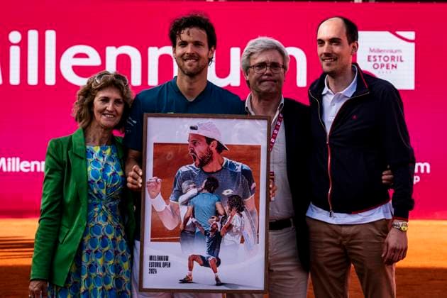 Sport Bilder des Tages Homage To Tennis Player Joao Sousa At Millennium Estoril Open 2024 Joao Sousa is saying goodbye to the tennis courts and is being honored by the Millennium Estoril Open organization, with his family present, at the Estoril Tennis Club in Estoril, Portugal, on April 3, 2024. Lisbon Portugal  Copyright: xNunoxCruzx originalFilename:cruz-homageto240403_npLoh.jpg
