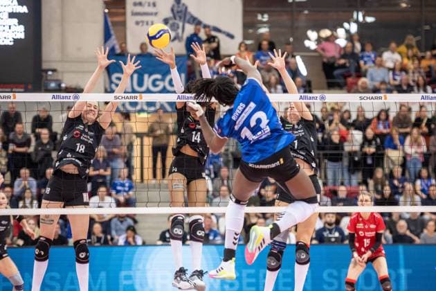 Krystal Rivers (Allianz MTV Stuttgart, 13) vs. Dresdner Block aus Sarah Straube (Dresdner SC, 18) und Tia Jimerson (Dresdner SC, 14) Allianz MTV Stuttgart - Dresdner SC, 03.04.2024, Stuttgart (SCHARRena), DEU Allianz MTV Stuttgart - Dresdner SC, Volleyball Bundesliga, Frauen, VBL, Saison 2023 24, Play-Offs - Halbfinale - Spiel 1, 03.04.2024, Stuttgart (SCHARRena), DEU Stuttgart Copyright: xSandyxDinkelackerx EP_SDR