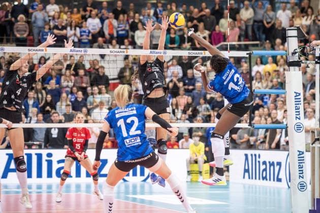 Krystal Rivers (Allianz MTV Stuttgart, 13) vs. Pia Timmer (Dresdner SC, 01) Allianz MTV Stuttgart - Dresdner SC, 03.04.2024, Stuttgart (SCHARRena), DEU Allianz MTV Stuttgart - Dresdner SC, Volleyball Bundesliga, Frauen, VBL, Saison 2023 24, Play-Offs - Halbfinale - Spiel 1, 03.04.2024, Stuttgart (SCHARRena), DEU Stuttgart Copyright: xSandyxDinkelackerx EP_SDR