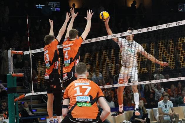 DEU, DVV, 1.VBL, BR Volleys vs. Lueneburg, 03.04.2024, Max-Schmeling-Halle, Berlin, DEU, DVV, 1.VBL, BR Volleys vs. Lueneburg, im Bild Ruben Schott (BR Volleys 13), Timo Tammemaa (BR Volleys 4), Xander Ketrzynski (Lueneburg 11) Foto: Juergen Engler nordphoto GmbH