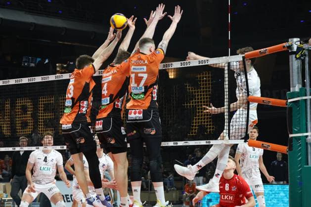 DEU, DVV, 1.VBL, BR Volleys vs. Lueneburg, 03.04.2024, Max-Schmeling-Halle, Berlin, DEU, DVV, 1.VBL, BR Volleys vs. Lueneburg, im Bild Ruben Schott (BR Volleys 13), Timo Tammemaa (BR Volleys 4), Marek Sotola (BR Volleys 17), Xander Ketrzynski (Lueneburg 11) Foto: Juergen Engler nordphoto GmbH