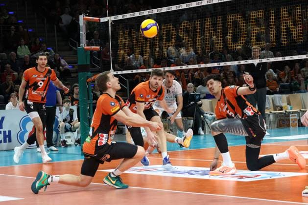 DEU, DVV, 1.VBL, BR Volleys vs. Lueneburg, 03.04.2024, Max-Schmeling-Halle, Berlin, DEU, DVV, 1.VBL, BR Volleys vs. Lueneburg, im Bild Johannes Tille (BR Volleys 6), Ruben Schott (BR Volleys 13), Neheimjah Mote (BR Volleys 5), Timothee Carle (BR Volleys 9) Foto: Juergen Engler nordphoto GmbH