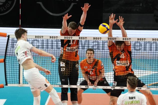 DEU, DVV, 1.VBL, BR Volleys vs. Lueneburg, 03.04.2024, Max-Schmeling-Halle, Berlin, DEU, DVV, 1.VBL, BR Volleys vs. Lueneburg, im Bild Marek Sotola (BR Volleys 17), Timo Tammemaa (BR Volleys 4) Theo Mohwinkel (Lueneburg 8) Foto: Juergen Engler nordphoto GmbH