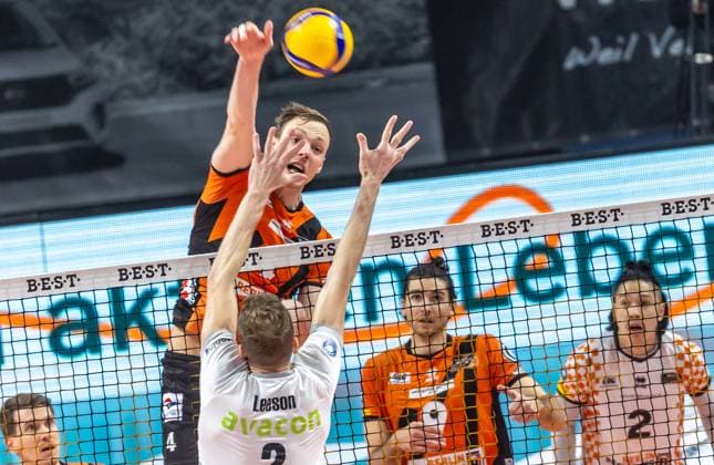 03.04.2024, Berlin, Volleyball: 1.Bundesliga, Maenner, Playoff-Halbfinale, Spiel 3, BR Volleys - SVG Lueneburg, Max-Schmeling-Halle. Berlins Timo Tammemaa (l) spielt den Ball gegen Blake Leeson von SVG Lüneburg. BR Volleys - SVG Lueneburg