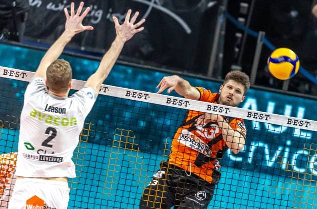 03.04.2024, Berlin, Volleyball: 1.Bundesliga, Maenner, Playoff-Halbfinale, Spiel 3, BR Volleys - SVG Lueneburg, Max-Schmeling-Halle. Berlins Ruben Schott (r) spielt den Ball vorbei an Blake Leeson von SVG Lüneburg. BR Volleys - SVG Lueneburg