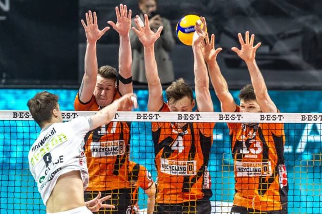 03.04.2024, Berlin, Volleyball: 1.Bundesliga, Maenner, Playoff-Halbfinale, Spiel 3, BR Volleys - SVG Lueneburg, Max-Schmeling-Halle. Theo Mohwinkel (l-r) von SVG Lüneburg spielt den Ball gegen Berlins Block aus Marek Sotola, Timo Tammemaa und Ruben Schott. BR Volleys - SVG Lueneburg