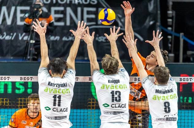 03.04.2024, Berlin, Volleyball: 1.Bundesliga, Maenner, Playoff-Halbfinale, Spiel 3, BR Volleys - SVG Lueneburg, Max-Schmeling-Halle. Berlins Timothee Carle (2.v.r) spielt den Ball gegen den Block aus Xander Ketrzynski (l), Matthew Knigge und Theo Mohwinkel (r) von SVG Lüneburg. BR Volleys - SVG Lueneburg