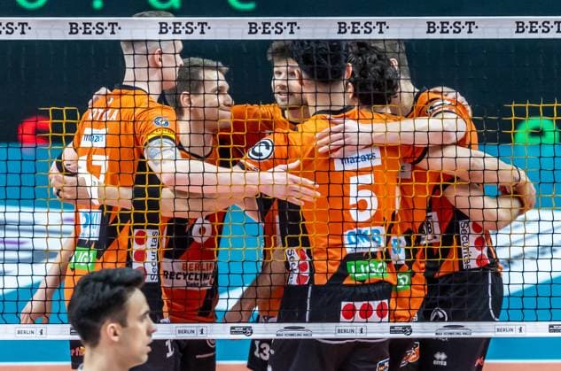 03.04.2024, Berlin, Volleyball: 1.Bundesliga, Maenner, Playoff-Halbfinale, Spiel 3, BR Volleys - SVG Lueneburg, Max-Schmeling-Halle. Berlins Spieler jubeln nach Punktgewinn. BR Volleys - SVG Lueneburg