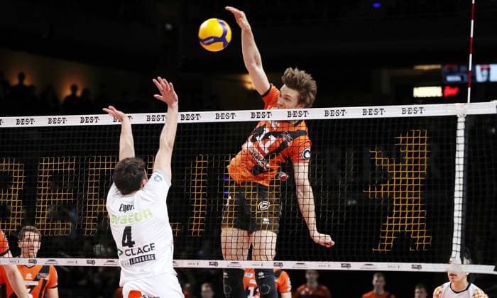 re. Cody Kessel im Angriff, Maxwell Elgert Zweikampf Spielszene Aktion Volleyball Bundesliga Herren Saison 2023 2024 03.04.2024 BR Volleys Berlin BRV vs. SVG Lüneburg