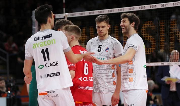 Xander Ketrzynski, Gage Worsley, Erik Röhrs, Matthew Knigge jubelt nach Satzgewinn Freude Emotion Jubel Volleyball Bundesliga Herren Saison 2023 2024 03.04.2024 BR Volleys Berlin BRV vs. SVG Lüneburg
