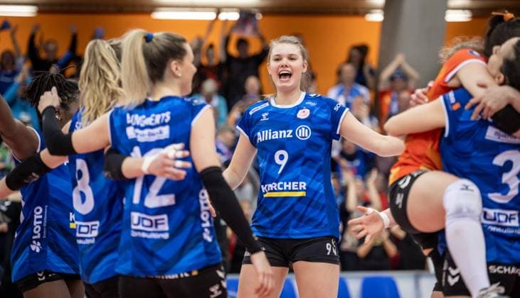 Eline Timmermann (Allianz MTV Stuttgart, 09) - Jubel, Freude, Lachen Allianz MTV Stuttgart - Dresdner SC, 03.04.2024, Stuttgart (SCHARRena), DEU Allianz MTV Stuttgart - Dresdner SC, Volleyball Bundesliga, Frauen, VBL, Saison 2023 24, Play-Offs - Halbfinale - Spiel 1, 03.04.2024, Stuttgart (SCHARRena), DEU Stuttgart Copyright: xSandyxDinkelackerx EP_SDR