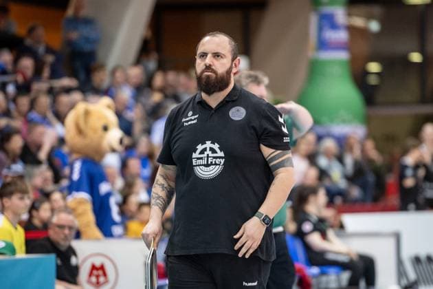 Konstantin Bitter (Trainer Allianz MTV Stuttgart) - fokussiert Allianz MTV Stuttgart - Dresdner SC, 03.04.2024, Stuttgart (SCHARRena), DEU Allianz MTV Stuttgart - Dresdner SC, Volleyball Bundesliga, Frauen, VBL, Saison 2023 24, Play-Offs - Halbfinale - Spiel 1, 03.04.2024, Stuttgart (SCHARRena), DEU Stuttgart Copyright: xSandyxDinkelackerx EP_SDR