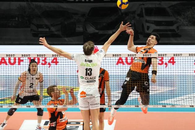 DEU, DVV, 1.VBL, BR Volleys vs. Lueneburg, 03.04.2024, Max-Schmeling-Halle, Berlin, DEU, DVV, 1.VBL, BR Volleys vs. Lueneburg, im Bild Neheimjah Mote (BR Volleys 5), Matthew Knigge (Lueneburg 13) Foto: Juergen Engler nordphoto GmbH