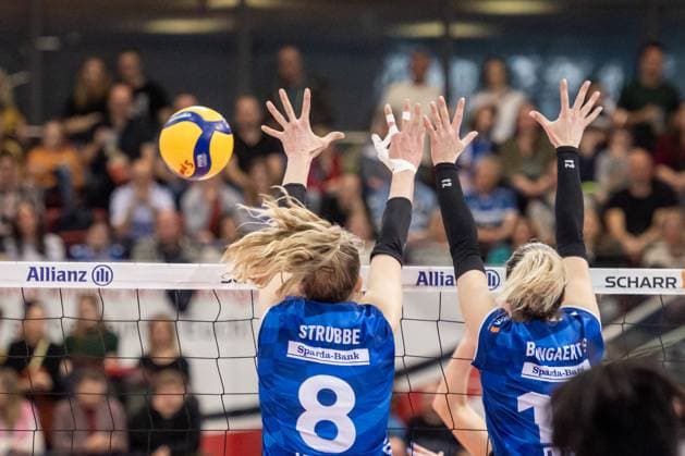 Feature: Volleyball, Haende, Netz Allianz MTV Stuttgart - Dresdner SC, 03.04.2024, Stuttgart (SCHARRena), DEU Allianz MTV Stuttgart - Dresdner SC, Volleyball Bundesliga, Frauen, VBL, Saison 2023 24, Play-Offs - Halbfinale - Spiel 1, 03.04.2024, Stuttgart (SCHARRena), DEU Stuttgart Copyright: xSandyxDinkelackerx EP_SDR