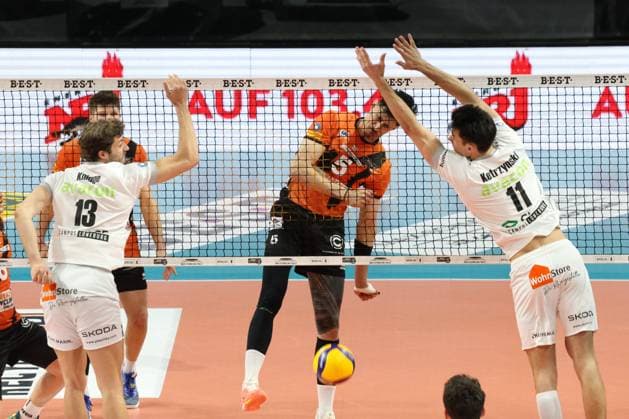 DEU, DVV, 1.VBL, BR Volleys vs. Lueneburg, 03.04.2024, Max-Schmeling-Halle, Berlin, DEU, DVV, 1.VBL, BR Volleys vs. Lueneburg, im Bild Neheimjah Mote (BR Volleys 5), Matthew Knigge (Lueneburg 13), Xander Ketrzynski (Lueneburg 11) Foto: Juergen Engler nordphoto GmbH