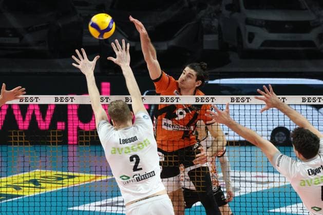 DEU, DVV, 1.VBL, BR Volleys vs. Lueneburg, 03.04.2024, Max-Schmeling-Halle, Berlin, DEU, DVV, 1.VBL, BR Volleys vs. Lauenburg, im Bild Timothee Carle (BR Volleys 9), Blake Leeson (Lueneburg 2) Foto: Juergen Engler nordphoto GmbH