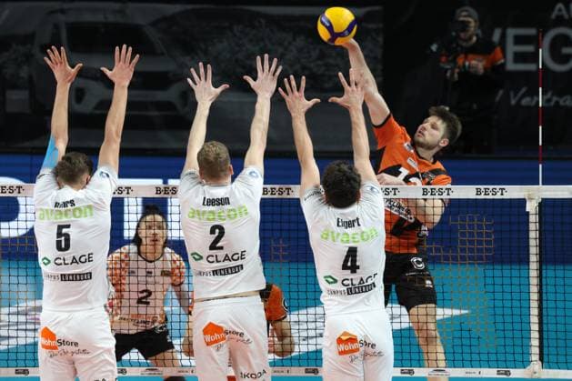 DEU, DVV, 1.VBL, BR Volleys vs. Lueneburg, 03.04.2024, Max-Schmeling-Halle, Berlin, DEU, DVV, 1.VBL, BR Volleys vs. Lueneburg, im Bild Ruben Schott (BR Volleys 13), Erik Roehrs (Lueneburg 5)., Blake Leeson (Lueneburg 2), Maxwell Elgert (Lueneburg 4) Foto: Juergen Engler nordphoto GmbH