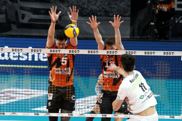 DEU, DVV, 1.VBL, BR Volleys vs. Lueneburg, 03.04.2024, Max-Schmeling-Halle, Berlin, DEU, DVV, 1.VBL, BR Volleys vs. Lueneburg, im Bild Neheimjah Mote (BR Volleys 5), Ruben Schott (BR Volleys 13), Xander Ketrzynski (Lueneburg 11) Foto: Juergen Engler nordphoto GmbH