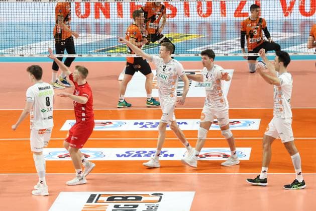 DEU, DVV, 1.VBL, BR Volleys vs. Lueneburg, 03.04.2024, Max-Schmeling-Halle, Berlin, DEU, DVV, 1.VBL, BR Volleys vs. Lueneburg, im Bild Lueneburger-Spielerkreis Foto: Juergen Engler nordphoto GmbH