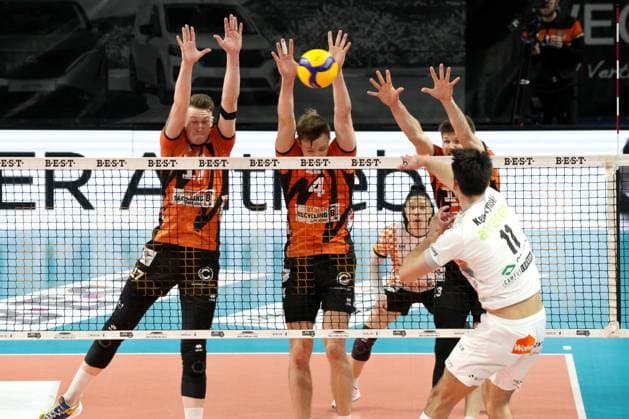 DEU, DVV, 1.VBL, BR Volleys vs. Lueneburg, 03.04.2024, Max-Schmeling-Halle, Berlin, DEU, DVV, 1.VBL, BR Volleys vs. Lueneburg, im Bild Marek Sotola (BR Volleys 17), Timo Tammemaa (BR Volleys 4), Ruben Schott (BR Volleys 13), Xander Ketrzynski (Lueneburg 11) Foto: Juergen Engler nordphoto GmbH