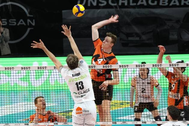 DEU, DVV, 1.VBL, BR Volleys vs. Lueneburg, 03.04.2024, Max-Schmeling-Halle, Berlin, DEU, DVV, 1.VBL, BR Volleys vs. Lueneburg, im Bild Timo Tammemaa (BR Volleys 4), Matthew Knigge (Lueneburg 13) Foto: Juergen Engler nordphoto GmbH