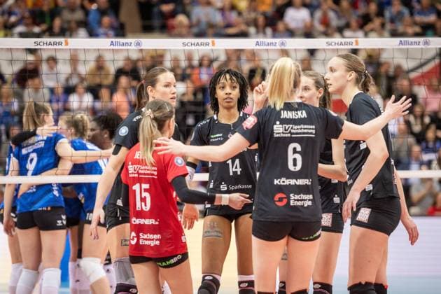 Enttaeuschte Gesichter bei Tia Jimerson (Dresdner SC, 14), Mitte - und Team Allianz MTV Stuttgart - Dresdner SC, 03.04.2024, Stuttgart (SCHARRena), DEU Allianz MTV Stuttgart - Dresdner SC, Volleyball Bundesliga, Frauen, VBL, Saison 2023 24, Play-Offs - Halbfinale - Spiel 1, 03.04.2024, Stuttgart (SCHARRena), DEU Stuttgart Copyright: xSandyxDinkelackerx EP_SDR